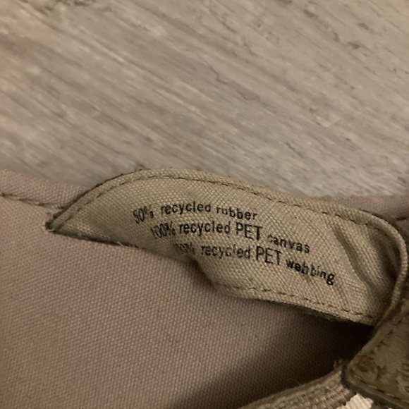 Teva Canvas Flip Flops Tan Recycled Materials Rubber Sole Size 8 - Picture 4 of 5